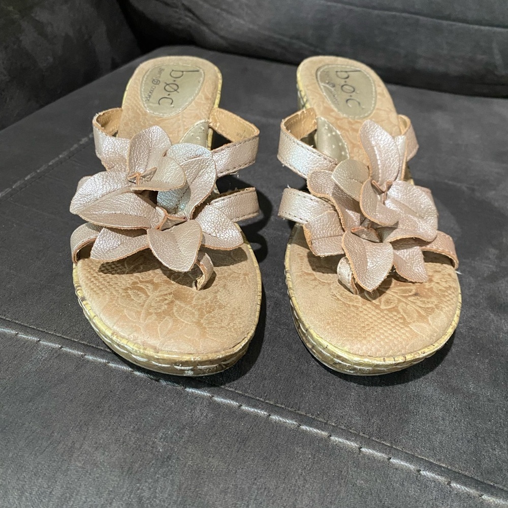 B.O.C. Born Concepts Women's Vivienne Champagne Flower Wedge Sandal Size 7 - Picture 2 of 10